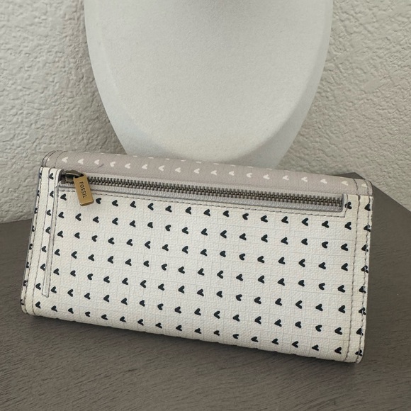 FOSSIL | Gray Heart Pattern Wallet - Picture 5 of 10